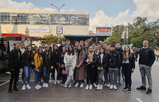 Zajednika fotografija ispred paviljona